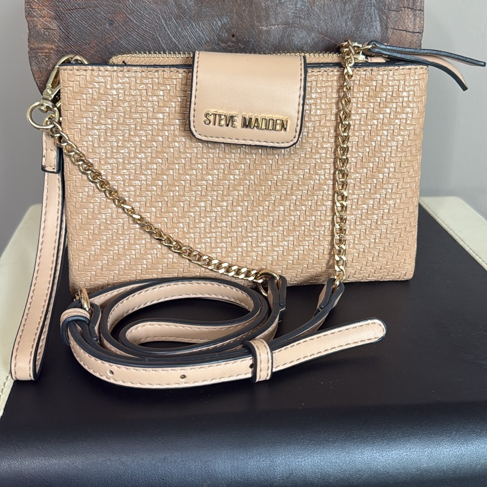 Steve Madden Tan Woven Wristlet/ Crossbody Bag w/ Adjustable Strap Gold‎ Accents